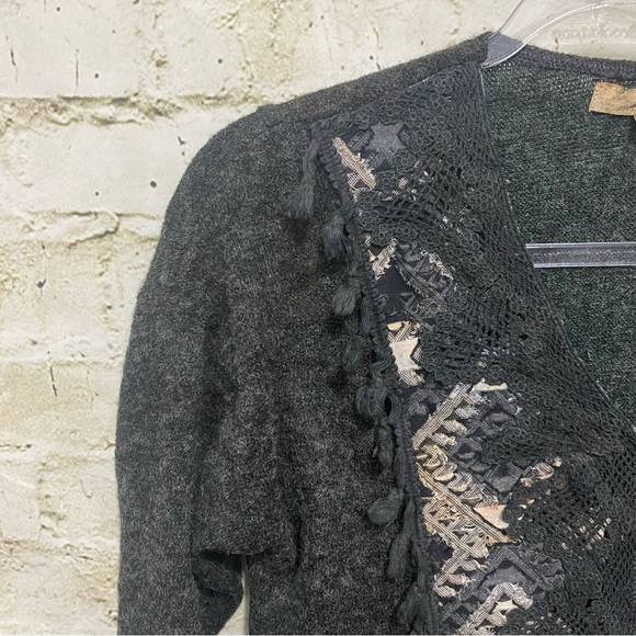 Ryu Gray Lace Tassel Patchwork V Neck Shark Hem Sweater - Picture 2 of 5